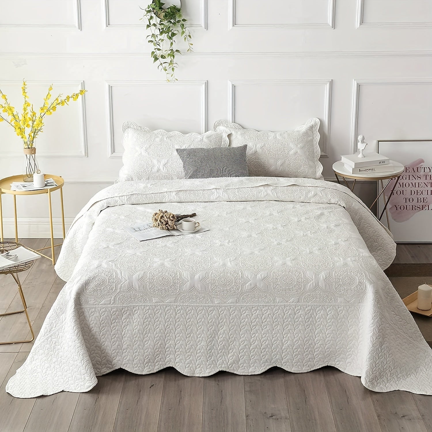3Pcs Luxury Elegant Embroidered Leaf Pattern Farmhouse Quilt Set, 100% Polyester Botanical Theme White Retro Bedspread Set, Lightweight Soft Shabby Matelasse Chic Coverlet Set, for All-Season, Queen King Size, (1 Quilt + 2 Pillow Shams)