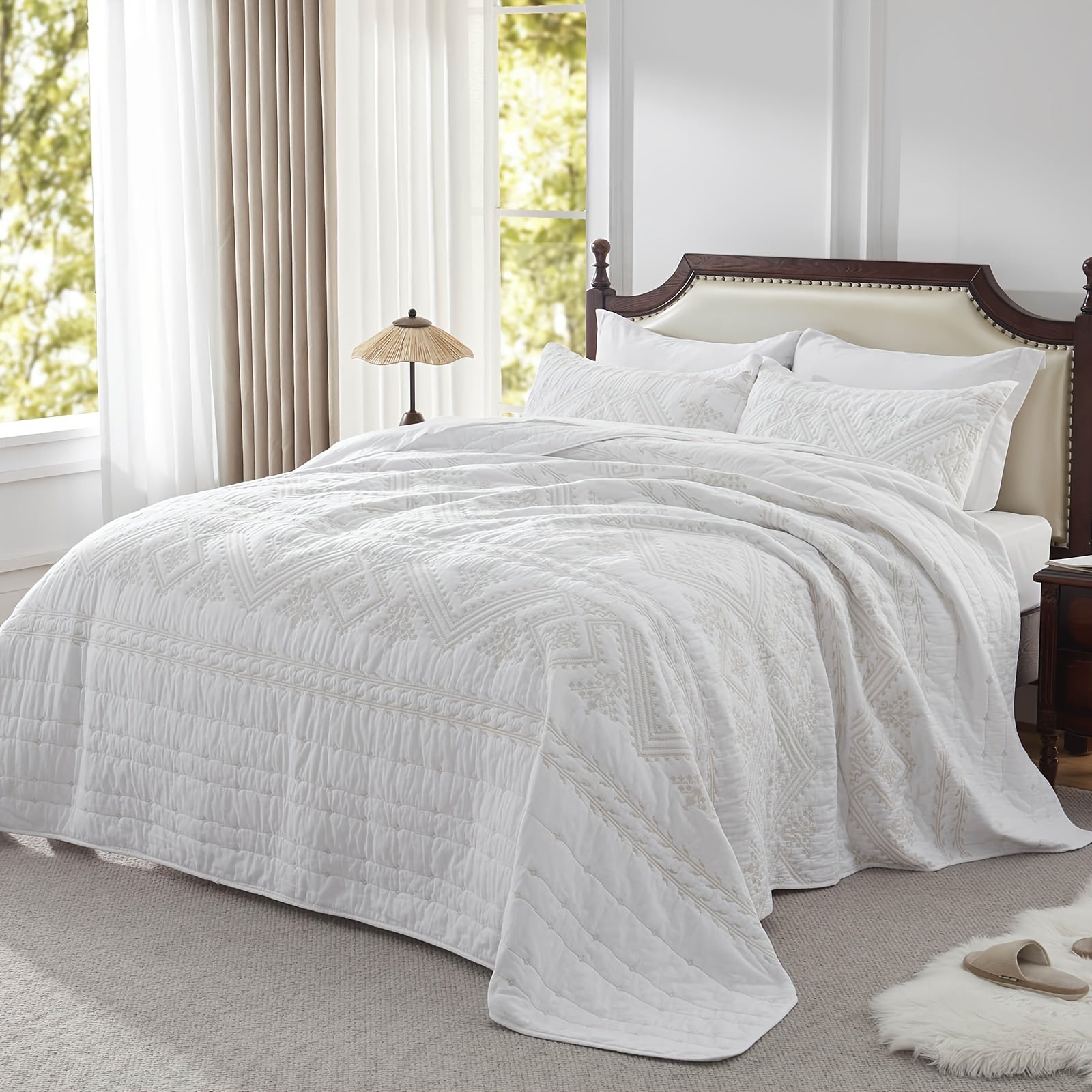 100% Cotton 3-Piece Quilt Set With Golden\u002FTan Print - White Full Queen Size Lightweight Bedspread Coverlet - 90''x98'' Soft Luxurious Embroidered Bedding Set For All Seasons (1 Quilt, 2 Pillow Shams)