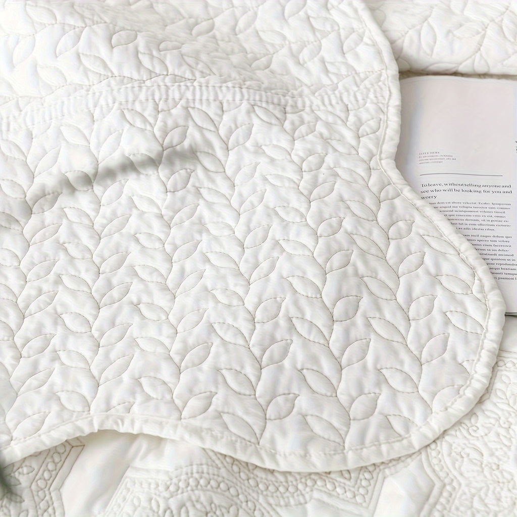 3Pcs Luxury Elegant Embroidered Leaf Pattern Farmhouse Quilt Set, 100% Polyester Botanical Theme White Retro Bedspread Set, Lightweight Soft Shabby Matelasse Chic Coverlet Set, for All-Season, Queen King Size, (1 Quilt + 2 Pillow Shams)